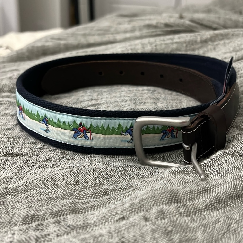 Mens hockey belt.  Vineyard vines!  Like new. Worn once.